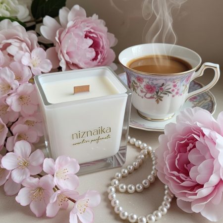 Lumânare parfumată Happy cu parfum de bujori și flori de cireș