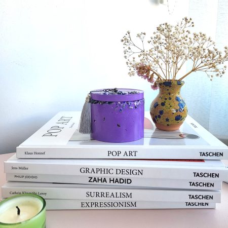 Lumanare parfumata Matura de vrajitoare, cu parfum de lavanda