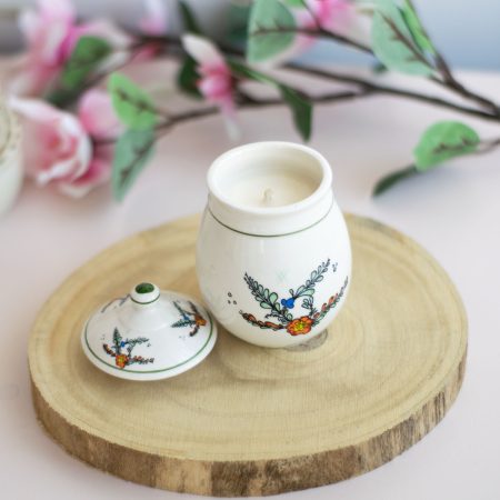 Lumânare parfumată Lily în recipient vintage din ceramică bavareză cu parfum de liliac