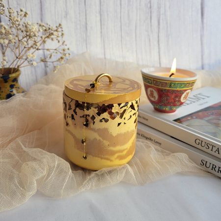 Lumanarea parfumata Samira de la Niznaika este cadoul ideal