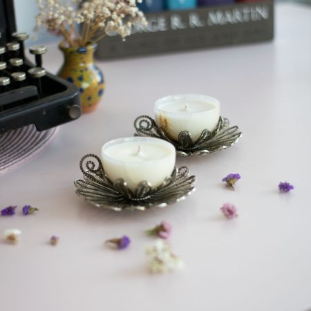 Set de lumanari parfumate Silver dream in suport cu toarta din metal argintiu filigranat