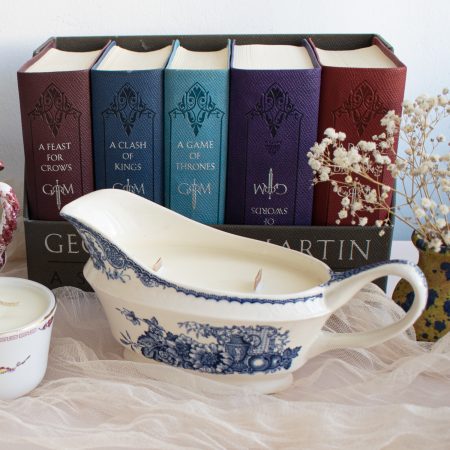 Lumânare parfumată Governess din ceară de soia, cu fitiluri din lemn, în vas Royal Tudor Ware