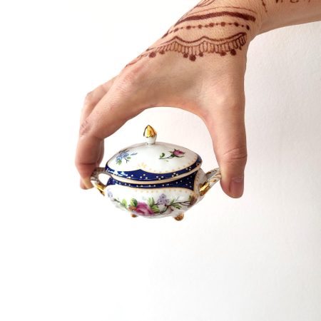 Lumânare parfumată Mini L. în vas vintage de porțelan, cu parfum Hocus Pocus