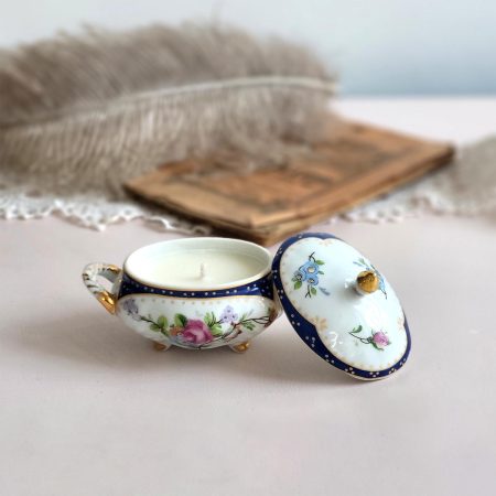Alternative view of Lumânare parfumată Mini L. în vas vintage de porțelan, cu parfum Hocus Pocus