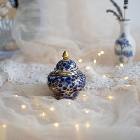 Lumânare parfumată Oriental Luxury mini, în vas vintage din porțelan Benjarong, cu parfum oriental