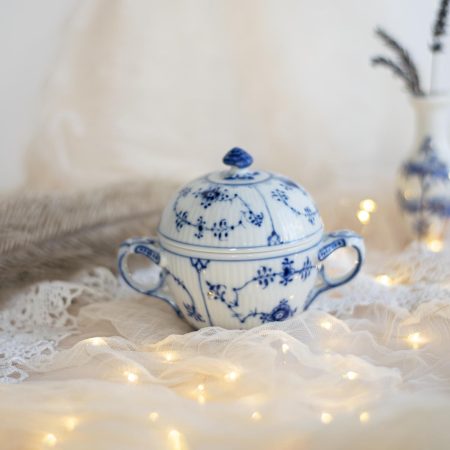 Lumânare parfumată Timeless în zaharniță din porțelan Royal Copenhagen