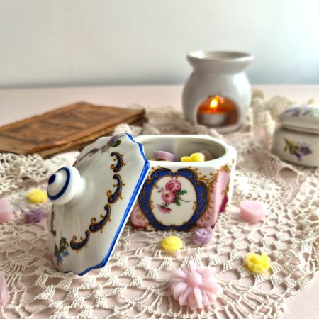 Mini L - Ceară parfumată în vas de porțelan